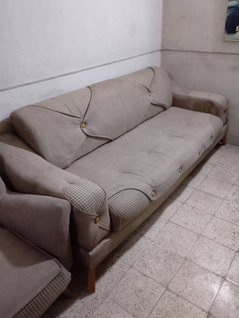 السلام عليكم تخم نظيف كلش اشتريته قبل أسبوع بس طلع جبير على الشقه ومختنكه اخذته ب٣٠٠ مكاني بغداد جديدة مقابل فالح ابو العنبة قيم بما يرضي الله 
مثل مموضح بالفيديو فقط يحتاج غسل تخم راقي والله بس جبير للأسف للتواصل واتس اب او الخاص ***********
