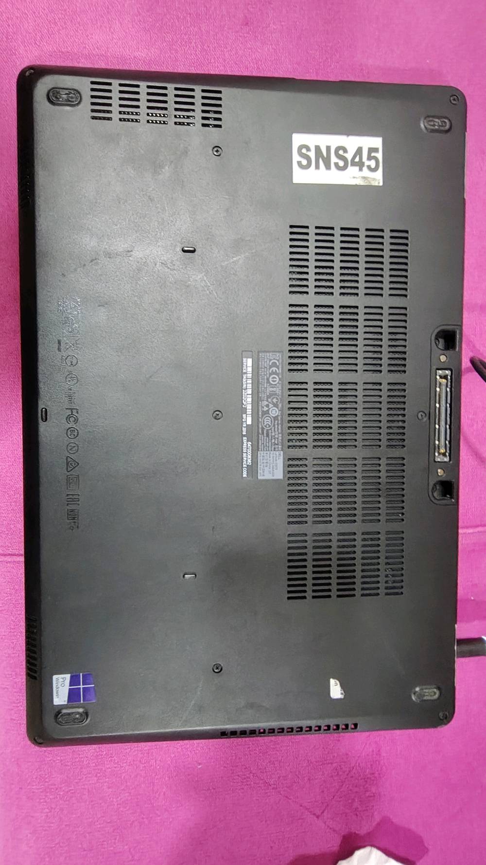 اللابتوب المعروض للبيع هو Dell Latitude E5570 بحالة ممتازة. يحتوي على معالج Intel Core i7-6600U بسرعة 2.60 جيجاهرتز، وذاكرة RAM بحجم 8 جيجابايت، وكرت شاشة AMD Radeon R5 M360 بمساحة 2 جيجابايت. السعة التخزينية 256 جيجابايت نوع SSD. الجهاز نظيف ويعمل بكفاءة عالية.

إذا عندك اهتمام أو أي استفسار، لا تتردد تتواصل وياي.