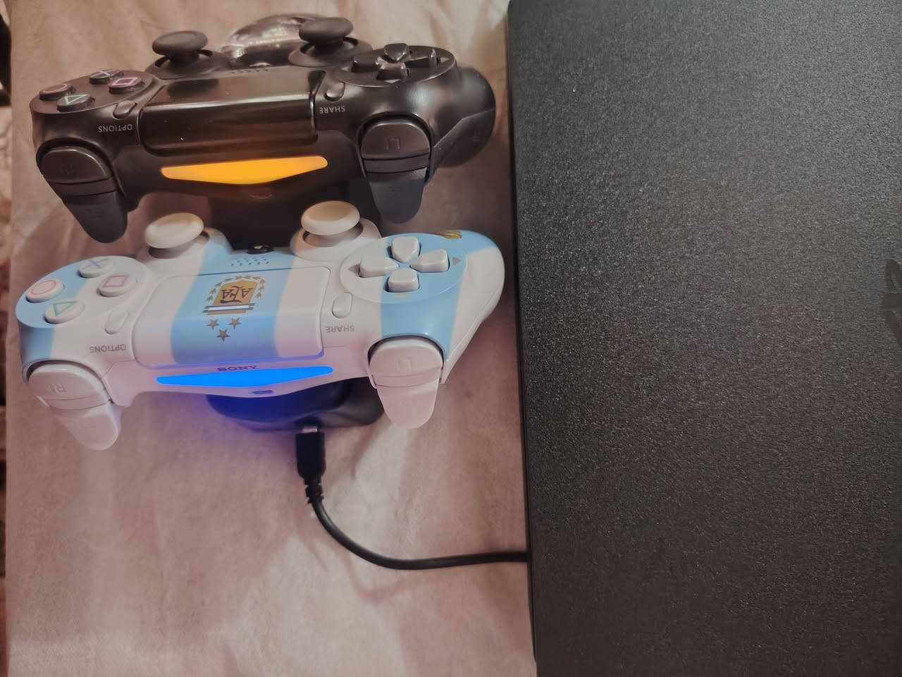 السلام عليكم ورحمة الله متاح بلي فور سلم نص تيرا مهكر نضيفف كلشي نضافه 100/90 لامفتوح أبدا شرط الفحص اذا بيه خلل فلوسك مرجوعه ويا العاب مثل ماموضح بلفيديوا وياه جوستك العدد 2 وحده اصليه وحده تجاريه وياه ستاند شاحن مال الجوستك وياه يوبي اس حجم 850 نضيفاة وجديداة وضمان شامل من كل عطل ملاحضه كل شيئ نضيف وجديد استعمال قليل اقل الشهر. (السعر 320 وبيه مجال للشراي) :مكاني كربلاء طويريج سياحي: رقمي /***********/
