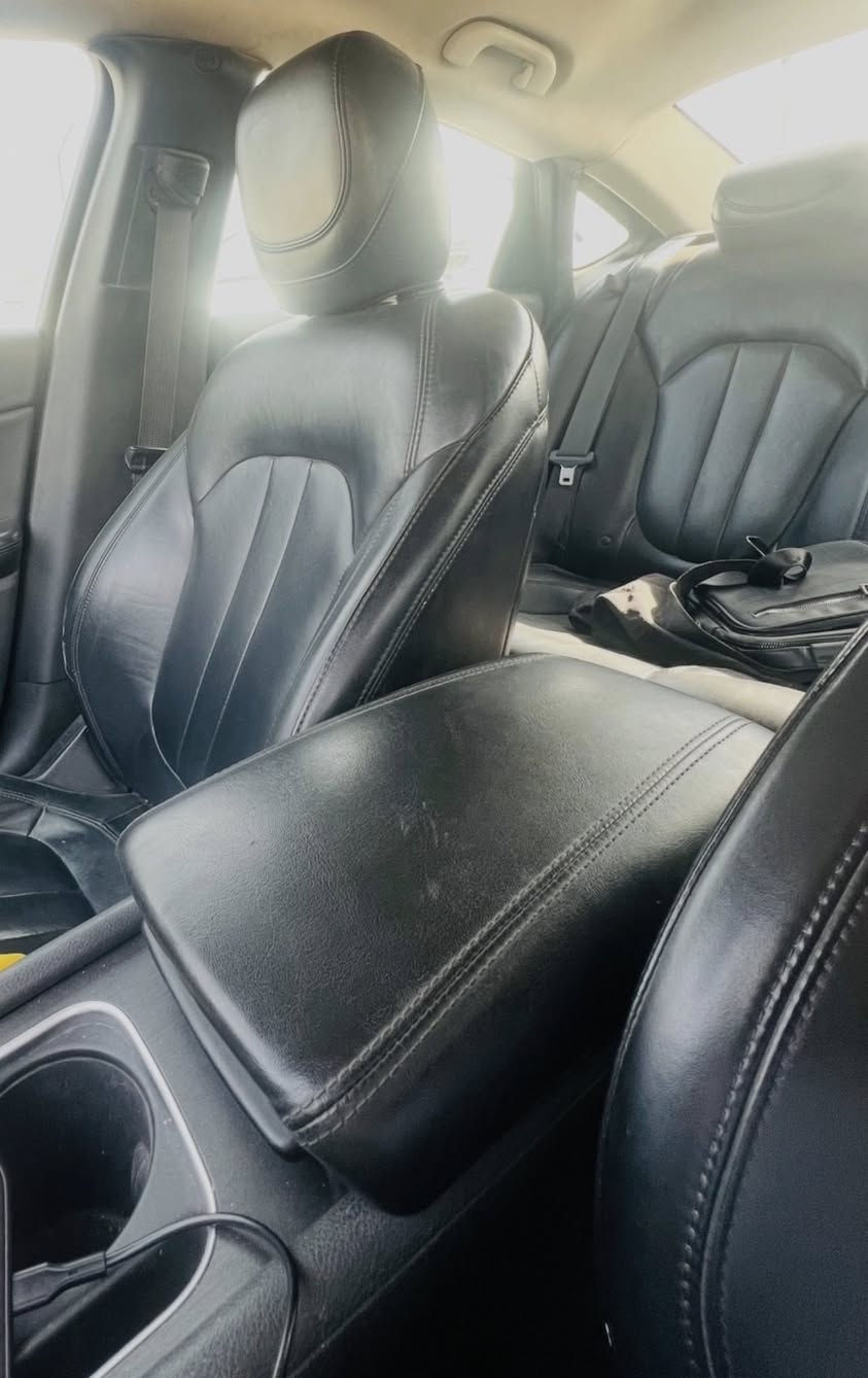 السلام عليكم 
للبيع 
كرايزلر سي200.  مكينة اربعة سلندر 2.4
موديل 2017 ✈️
سيارة جديدة وحلوة ❤️ 
رقم اربيل بأسمي تحويل ثاني يوم وهزة كاملة جديدة✅
داخل جلد 😍
شاشة كبيرة😍
منظومة زنون قوية✅
كير مكينة تبريد مكفولات ✅
حادثها بسيط كلش بدون ارباك بدون شواصي  بجم كبس✅
السعر125$ ⏳
للاستفسار *********** متوفر واتس📲
