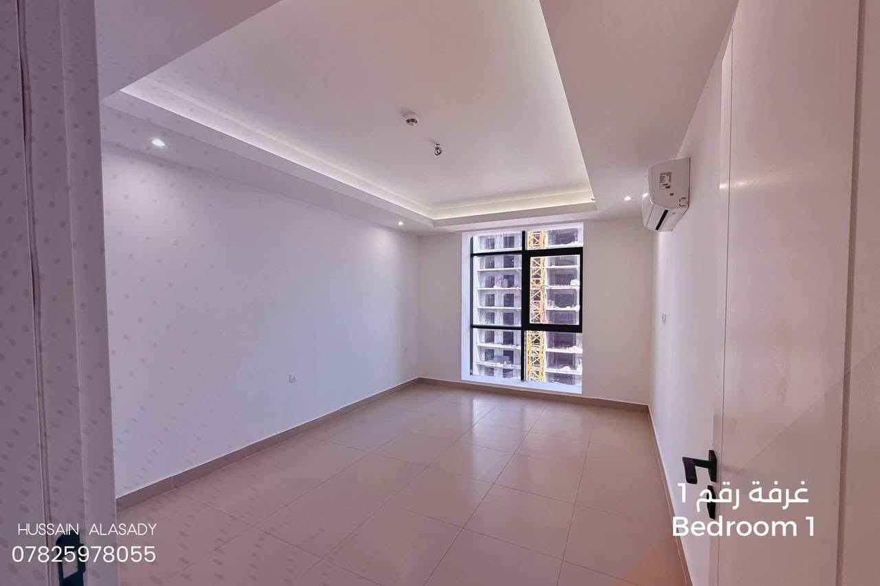 ✨ فرصة سكنية مميزة في مجمع رويال ستي ✨
شقة عصرية بمساحة واسعة 215 متر مربع، بتصميم مهندس معماري مميز وإضاءة مخفية راقية،  وتلبي كافة احتياجات العائلة العصرية.
وبسعر مناسب 
​🔹 تفاصيل الشقة:
​المساحة: 215 م²
​غرف النوم: 3 غرف نوم واسعة (تتضمن غرفة نوم رئيسية ماستر بحمام خاص)
​الحمامات: 3 حمامات بتصميم حديث وعصري
​الاستقبال (الصالة): صالة رحبة وواسعة جداً مزودة بإضاءة ديكورية وإطلالة مميزة
​المطبخ: مطبخ مركب بتصميم حديث وعصري متكامل مع خزن أنيقة
​الشرفة (البالكون): شرفة واسعة بإطلالة رائعة ومزودة بتمديدات السخانات ومكيفات الهواء
​المميزات الإضافية: ممرات واسعة وتصميم داخلي ذكي يمنح شعوراً بالاتساع والراحة
وتكون ذات إطلالة إطلالة داخلية على النافورة 
والاحلى من هيج نظام المجمع ينطيك سند بأسمك شنو منتظر وشنو اتريد أكثر من هيج 
​📞 للحجز والاستفسار أو المعايرة، يرجى الاتصال على الرقم التالي:
***********
@إشارة
