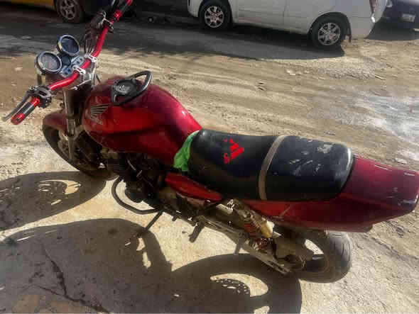 السلام عليكم cb400 متروكه الدراجه اوراقها رسميه مدفوع كمرك بس شوفه عينك يحتاجلها ترتيبات بسيطه الصفاح الجوه الكشنات موجوده والباقي كله نفس الحطه
الدراجه متروكه صالي ٦ اشهر او اكثر مطاحها يعني بالوجه تنظف كابريترات وتبدل بلكات تشتغل بس تكطع مال ذني الثنين وبيها صوت مال بطاله بخانه وحده يعني تفيلس كور 
الدراجه شلعتها وكير اول وثاني تعليك بطناش كلشي تخبل بس محتاجه واحد يتعب عليها وترجع عروسه 
الدراجه رايدها ب مليون و٢٠٠ وبيها مجالحك جيتك  
عنواني بغداد الحريه الثالثه رقمي *********** 
اكثر شي متواجد على الرقم خابرني وتدلل بغداد
