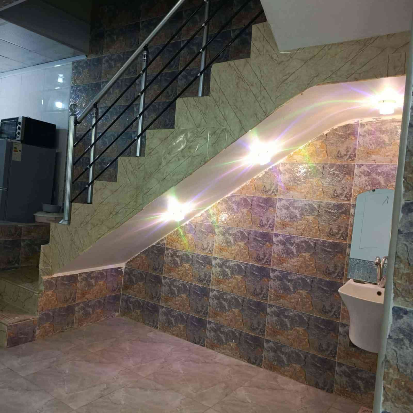 مكتب ولايه علي 

بيت للبيع المساحه 135 متر زراعي بنيان جديد درجه أولى جاهز 

أساس وسقف صب كونكريت بنيان طابوك بورسلين سيراميك 

يتكون من غرفتين نوم وصاله واستقبال ومطبخ وصحيات داخليه وخارجيه وطارمه ومكشوفات 2

العنوان شارع المطار الجديد خلف جدو مول يبعد عن للشارع العام 150 متر شارعه 10 متر 

ويا البيت سبالت عدد 2 وكاونتر وكناتير 2 وطباخ 

السعر المطلوب 65 مليون  مع الاثاث 
فارغ سعره 63 مليون 

للاستفسار اتصال أو واتس اب 
***********
ابو علي العبدلي
