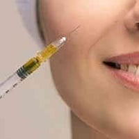 فوائد مصل النحل للبشرة تشمل تحفيز إنتاج الكولاجين والإيلاستين لتقليل ا...