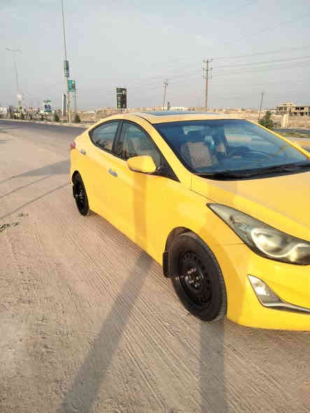 عالم… يا بشر… يا خلق الله…
تره أني السيارة إللي صاحبها قرر يبيعني لأن "عمره يريد يجدد"

أي يجدد؟!

لو يجدد الخيانة؟! 😭😂

مهري ٩٨…

يعني آني مو غالية، بس هم مو رخيصة حتى يشتريني واحد مزاجه ينكسر بسرعة 😅

نجي للضرر…

تره عندي اشغيلة بسيطة!

اي والله بس اشغيلة…

قصّة صغيرة مثل دگّة باب الجيران، ومصلّحة من زمان.

لكن أبو السونار؟

هذولة جماعة "أفتح رزقي بصدرك"

يكلك:

"ايييي يمّه هذا قص بالدوسة… القبق الخارجي… مشروع ثالث جسر"

ولعد آني أقله:

ولَــي لا تخوفهم! ترى قصتي أصغر من عقلية اللي يحسب الذهب بالملعقة 😂

وأثر الحالوب؟

تره كتل حالوب بسيط…

يعني رب العالمين ينطي ابتلاء خفيف، وأنا أخذته بصدر رحب.

مو عيب… العيب صاحب ينكر العِشرة 😒😂

وأني أصلاً تكسي…

يعني ضرري طبيعي، مو كأنما كنتِ ساكنة بقصر الرئاسة 😂

بس اسمع المهم…

🔧 المكينة — الكير — التبريد

كلها ماشية مثل قلب الأم الحنون ❤️

لا أصوات، لا رجّة، لا نغزة، بس صوت "أححح" أول الصبح راجز هذا جدا بسيط اني واخواتي الالنترات نشكي منه ولكن قول الفيتر عادي ميأثر على ادائي. واستقبل الغاز والبنزين واموري طيبة 

من داخل؟ ملكة.

من برّه؟ آثار  حالوب بسيط ومصلح  + بوسة من مسلسل تركي.

بس أمشي… وأخدم… وأتحمل… وأكسر ظهر الشارع.

اللي يشوف نفسه قدّي…

ويعرف قيمة سيارة تشتغل وتستر…

يجي خاص.

والباقي؟

الله وياهم… وبوّابة سونار وياهم 😂

هذا رقم صاحبي الخائن

***********
