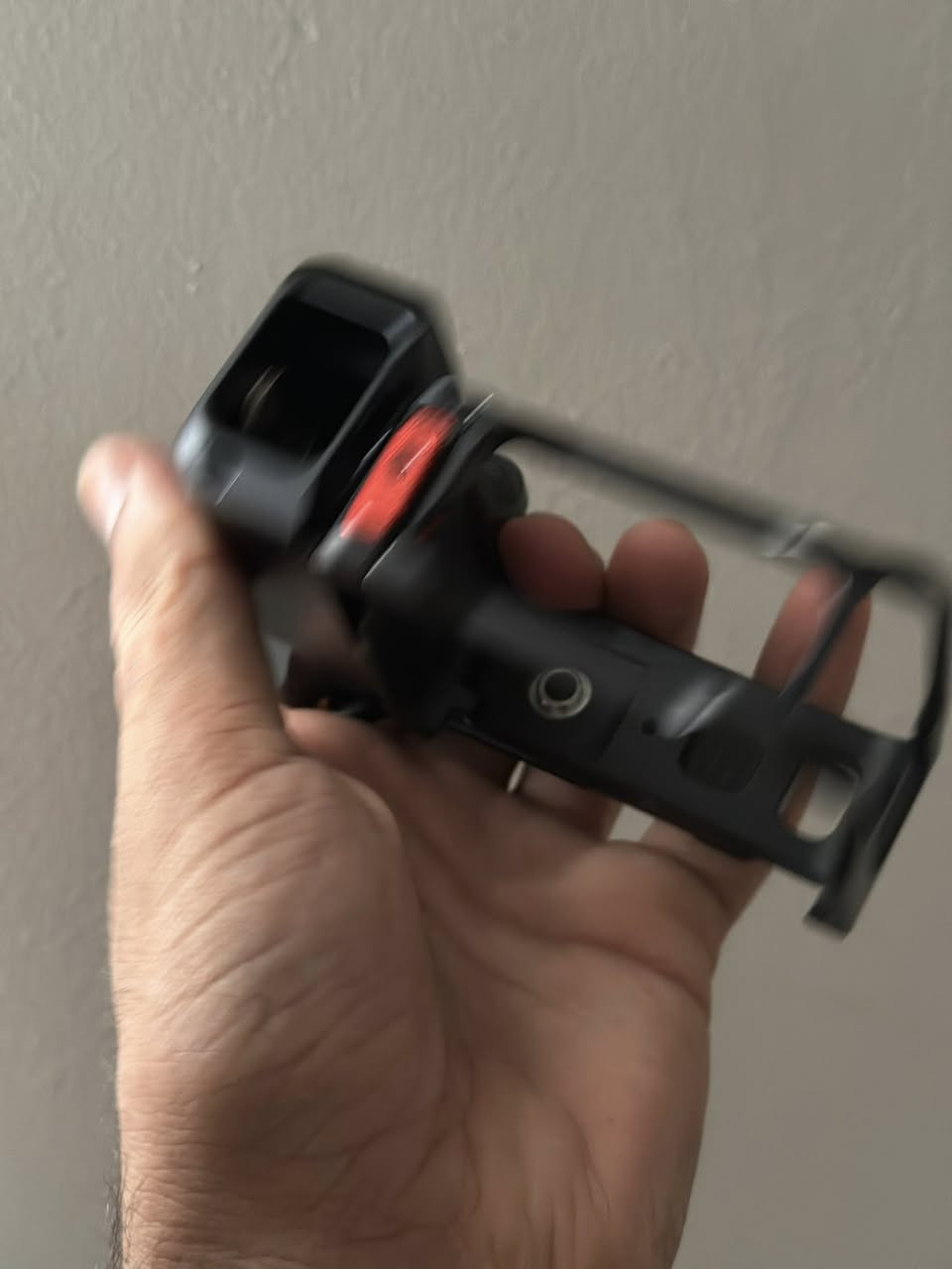 جماعة insta360 Ace Pro 2

مقبض و درع معدني لكاميرات انستا Ace pro2
جديد

 (Street Snap Kit) من شركة Insta360، والمصممة خصيصًا لتناسب كاميرا Insta360 Ace Pro 2.تتضمن المجموعة قفصًا للكاميرا (Cage) يتيح تركيب ملحقات إضافية، مما يحول كاميرا الحركة إلى أداة أكثر استقرارًا تشبه كاميرات DSLR.يتميز التصميم بوجود مقبض مريح لسهولة الحمل والتصوير بيد واحدة، وهو مثالي لتصوير المشاهد السريعة في الشوارع

توصيل 5 الاف لباب بيتك


**إذا كنت صاحب هذا الإعلان وتريد حذفه لأي سبب، رجاءا أرسل رسالة إلى الدعم الفني**