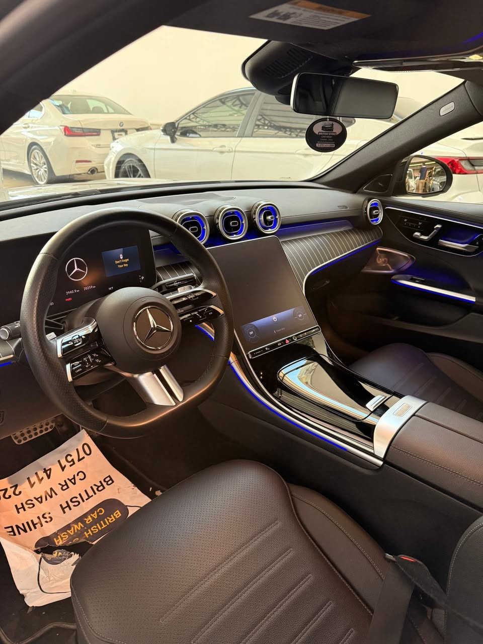 Mercedes  benz c 300 2025 
السيارة فول مواصفات (بانوراما-دشبول بيانو - ٥ كاميرات - كشنات تبريد و تدفائه )
السيارة ماشية ١٢ الف ميل 
الضرر جملغ خلفي صغ و بي تعديل 
الرقم الشاصي موجود ويا الصور 
الهاتف : ***********
السعر :☎️📞
