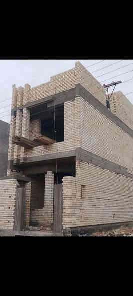 � بمناسبة اقتراب رأس السنة الميلادية 🎉
أفضل عروض البناء في بغداد
جودة مضمونة • أسعار منافسة • تنفيذ احترافي

🏠 عروض البناء (تسليم مفتاح)

🔹 الفئة الاقتصادية

 • 320 ألف دينار / م² للمساحات 100 م² فأكثر
 • 340 ألف دينار / م² للمساحات أقل من 100 م²

المواصفات:
أساس بارتفاع 40 سم – مجاري وبواري أمل الشريف – شيش تسليح FF – أسلاك كهرباء سيمنز (أردني أو سعودي) – مطبخ وحمام سيراميك – أرضيات بورسلين.

🔹 الفئة المتوسطة

 • 420 ألف دينار / م²

المواصفات:
أساس بارتفاع 40 سم – مطبخ وحمام ألواح بورسلين – أرضيات بورسلين – تمديدات كهرباء بواري – ديكورات صالة جبسن بورد – تشطيب الجدران.

🔹 الفئة الأولى

 • 520 ألف دينار / م²

المواصفات:
أساس بارتفاع 40 سم – تمديدات كهرباء بواري – مطبخ وحمام ألواح بورسلين – أرضيات مرمر – ديكورات جبسن بورد – تطعيم الواجهة مرمر – بوكس قناني الغاز.

🔹 الفئة الممتازة

 • 620 ألف دينار / م²

المواصفات:
تمديدات كهرباء بواري – مطبخ وحمام ألواح بورسلين – أرضيات مرمر – ديكورات جبسن بورد للأسقف والجدران لكامل المنزل – واجهة مرمر – بوكس قناني الغاز.

🎁 هدية مميزة مع كل فئة (تسليم مفتاح)
📌 جميع الأعمال بنظام البوكس لماطور المياه، الجزامة، وبورد الكهرباء.

🧱 عروض الهيكل

 • الطابوق الأصفر: 180 ألف دينار / م²
 • الطابوق الأحمر: 230 ألف دينار / م²
 • البلوك: 160 ألف دينار / م²
 • الثرمستون: 170 ألف دينار / م²

نظام العمل:
احتساب العمل بنظام ذرعة السقف (المتر المربع على مساحة السقف)،
واحتساب الستارة والسياج الخارجي بطول 3 أمتار طولي وبسعر المتر.

🏢 خدماتنا

 • تنفيذ المشاريع السكنية والتجارية
 • أعمال التشطيب والإضافات
 • تنفيذ الأساسات (رفت أو شريطي)
 • الهدم والترميم
 • العمل بالنظام القطعي حسب المواصفات
 • تصميم الخرائط الهندسية والمعمارية
 • تصميم الواجهات الحديثة والكلاسيكية
 • إشراف هندسي 8% فقط

💰 طريقة الدفع: نقدًا وعلى شكل دفعات مقدّمة
📍 نطاق العمل: جميع مناطق بغداد

⚠️ ملاحظة:
المناطق التي تتطلب موافقات رسمية، تكون الموافقة على صاحب الأرض.

📞 للتواصل والاستفسار:
0782 912 6180
0782 103 2475

✨ مو بس نبنيلك بيت أو مشروع… نبنيلك مشروع العمر
🔒 جودة عالية + ضمان 5 سنوات
