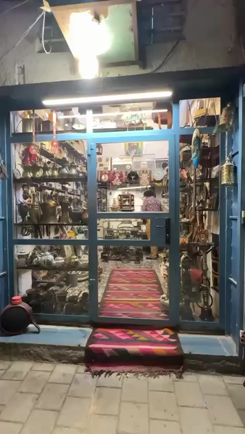 بيع وشراء جميع الانتيكات والتحفيات العنوان المحل بغداد المدينه شارع الفلاح حي الاكراد قطاع ١٣مقابيل الطاقه الكهرباء هاتفي (***********)
