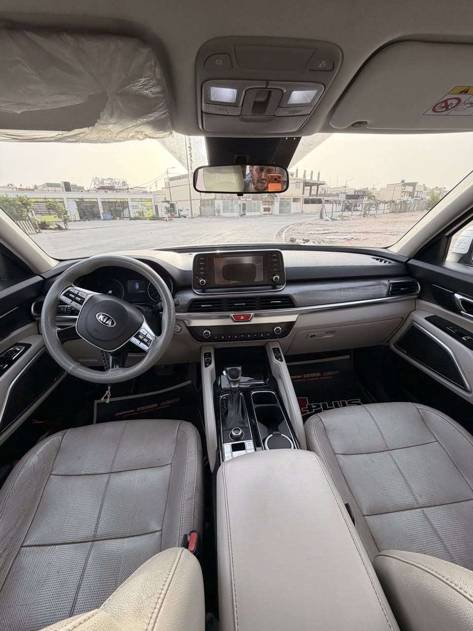 كيا تيلورايد خليجي 2020 EX  بغداد فول مواصفات مكفولة من الحادث والتبديل والصبغ عدا بارد بالجاملغ الخلفي 

أهم المواصفات:

* محرك V6 سعة 3.8 لتر GDI
 * عداد السيارة 180 الف كيلو
* كير أوتوماتيك 8 سرعات
* دفع رباعي / سنكل
* 8 ركاب
* جلد لون بيجي
* تبريد وتسخين للمقاعد الأمامية
* تشغيل ريموت
* شاشة كبيرة مع Apple CarPlay و Android Auto
* شاحن لاسلكي
* كاميرا خلفية 
* ⁠وحساسات امامي خلفي
* تكييف ثلاث قطع
* فتحة سقف
* باب خلفي كهربائي
* كراسي كهرباء مع ميموري للسائق
* مثبت سرعة ذكي
* المحافظة على المسار
* تنبيه النقطة العمياء
السعر 25000 دولار 
الاتصال ***********

