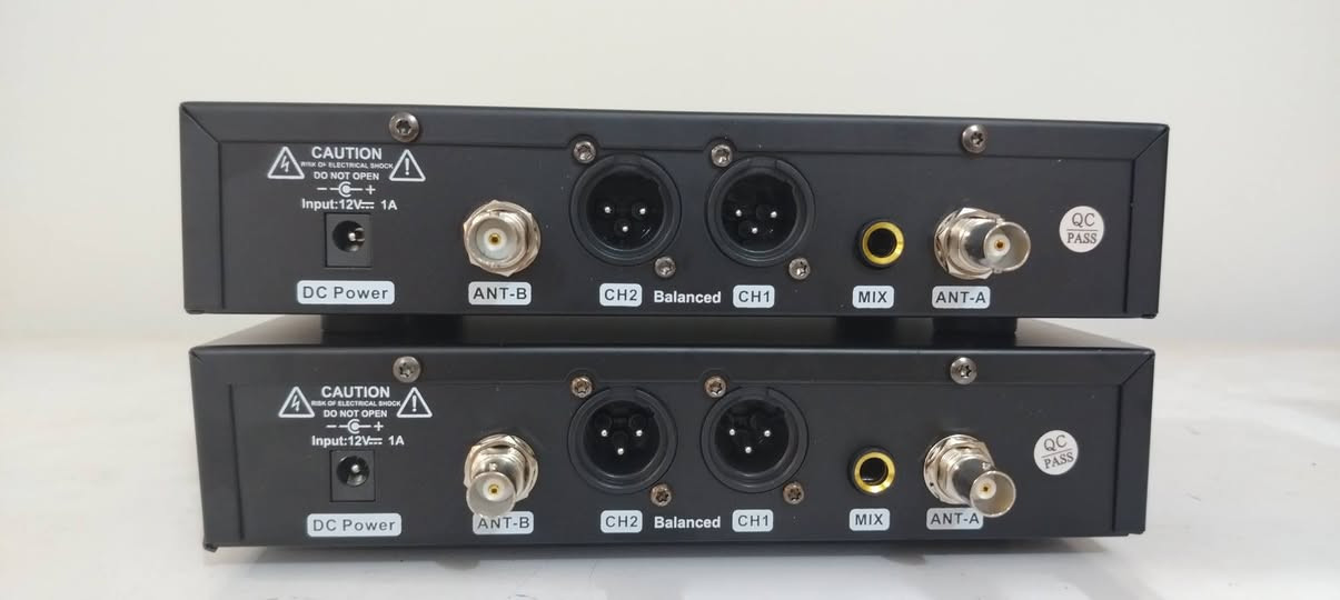 تابع الفيديو السلام عليكم ورحمة الله وبركاته مايكات لاسلكي باله من شركة سنهايزر دبل يده دبل كويل تگدر تربط عربانتين بمايك واحد مده حقيقي للأجواء المفتوحه 150 متر للأجواء المزدحمه 100متر صافي اي استفسار هذه رقمي *********** واني خادم اخوكم وخادمكم ملا عصام الكربلائي
