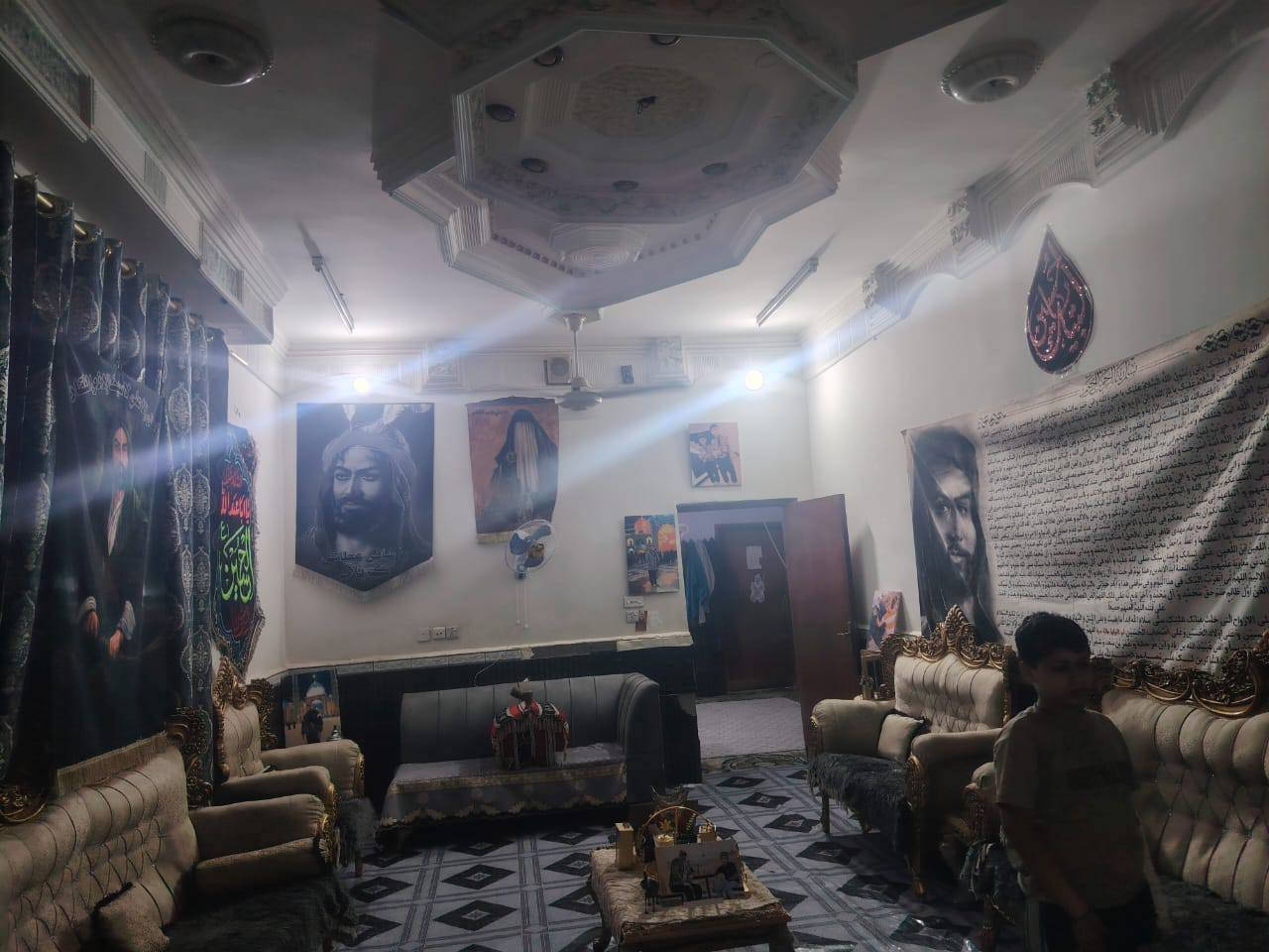 سلام عليكم بيت البيع  طابقين بيت غرفتين فوك غرفتين جوه بيت حلو حي تميم بل غسل على شارع بيت مناسب 200 متر حلو مرتب اني مكلف بل نشر رقم صاحب بيت. ***********6
