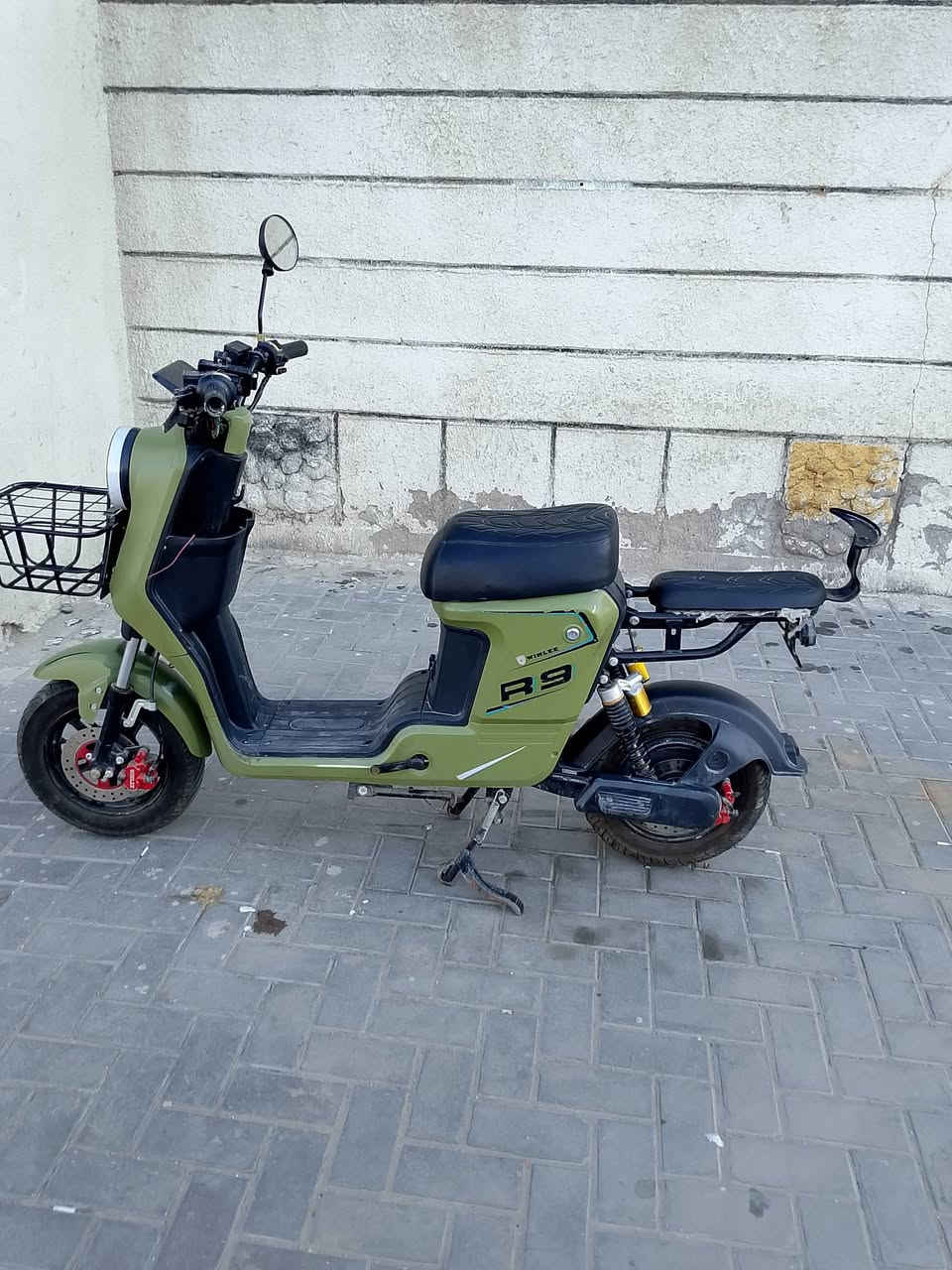 دراجه شحن ار 9 للبيع في البصره حي المهندسين بشارع سوك العكيلي الدراجه نظيفه بس بيه النشرات مال الدراجه او الكلوبات ناسيه ومخليه مشتغله ما ادري شنو بيه طاكه الفيوز ما ادري شنو بيه الدراجه شغاله ما بيه شي البطارياته كامله وكلشي كامل بيه بس هذنه الكلوبات عندك بس السعر 375 الف ورقم الهاتف ***********
