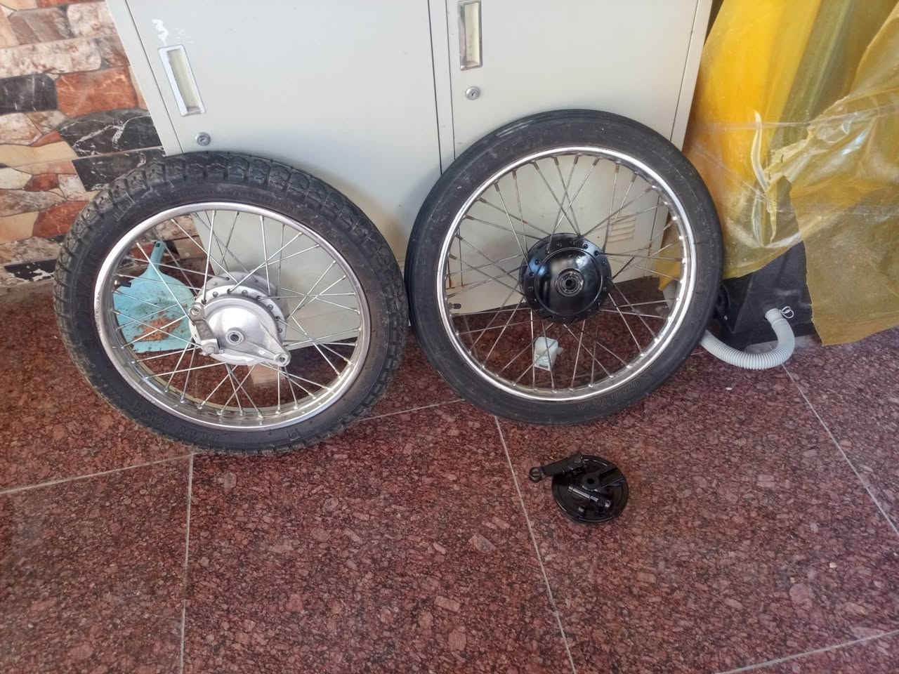 سلام عليكم وياله ايراني اصلي الامامي رابيد و الخلفي انتنس هنه وتيوبهن و تايراتهن ملحقات كامله نضاف شوفت عينك سعر 90 وبيهن مجال مكاني بصره ياسين خريبط مجالهن قليل


**إذا كنت صاحب هذا الإعلان وتريد حذفه لأي سبب، رجاءا أرسل رسالة إلى الدعم الفني**