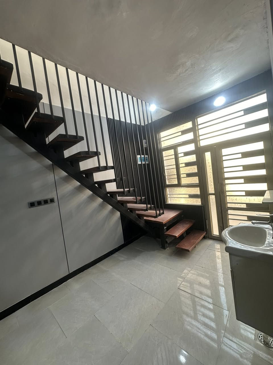 السلام عليكم بيت 50 متر طابق ونص غرفتين كبار    حي العباس قرب البارون الاستفسار اكثر واتساب على الرقم ***********
