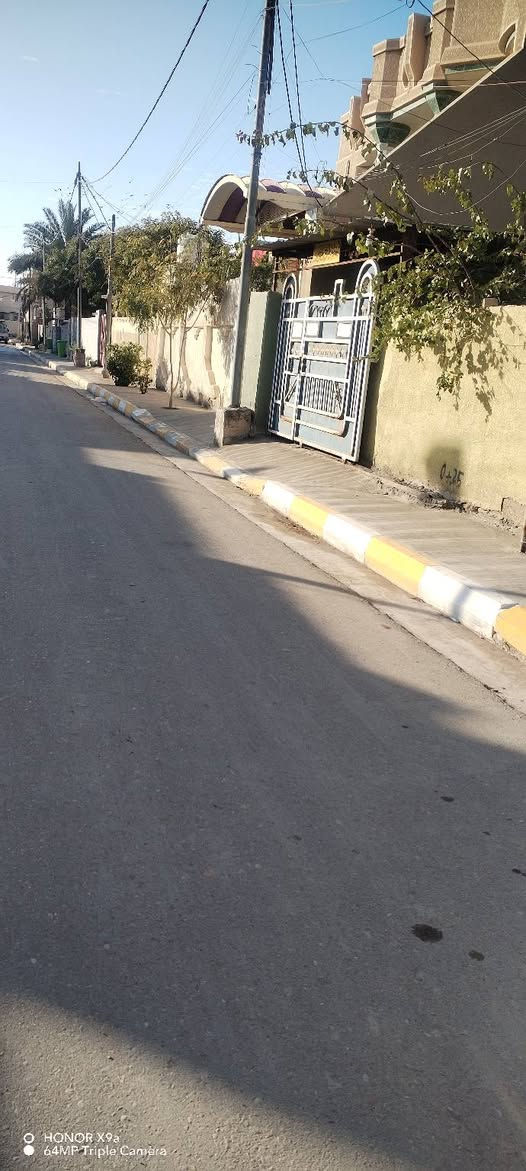 السلام عليكم للبيع دار سكن المساحه ٢٤٠ متر بصف الركن وجه ١٢ ونزال ٢٠ 
قرب جامع وائل طابق واحد للاستفسار
 ***********
***********
