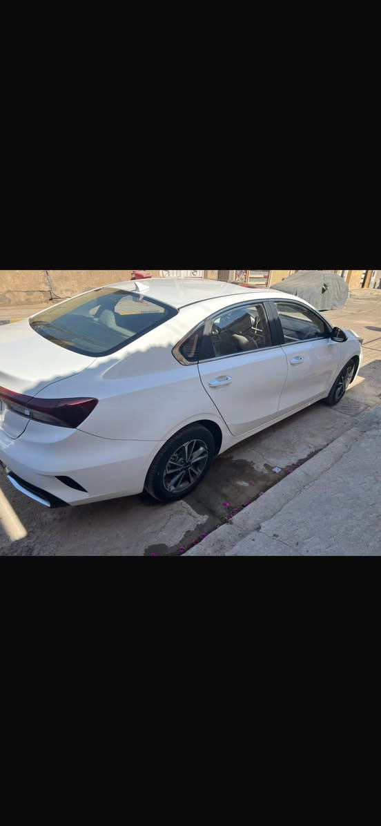 السلام عليكم كي3 2022 فول مواصفات داخل بيجي فتحه بصمه تبريد لمس شاشه جبيره السياره جديده لا بارد لا صبغ بيه رصعات بسيطه بل باب ورصعه بل جاملغ ماشيه 75000 تريد تحويل تريد وكاله السعر 133 وبيه مجال تريد مراوس عادي مكاني زيونه رقمي ***********
