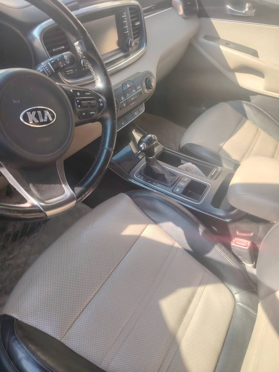 سورنتو موديل ١٦ فول مواصفات مكينه ٦ فور ويل خليجي انطخت عندي بالصفحه صبغت بيهه بابين عكس السايق بدون دواخل وبنيد صوره الحادث مرفقه بالمنشور السعر ١٩٠ وبيهه مجال ***********
