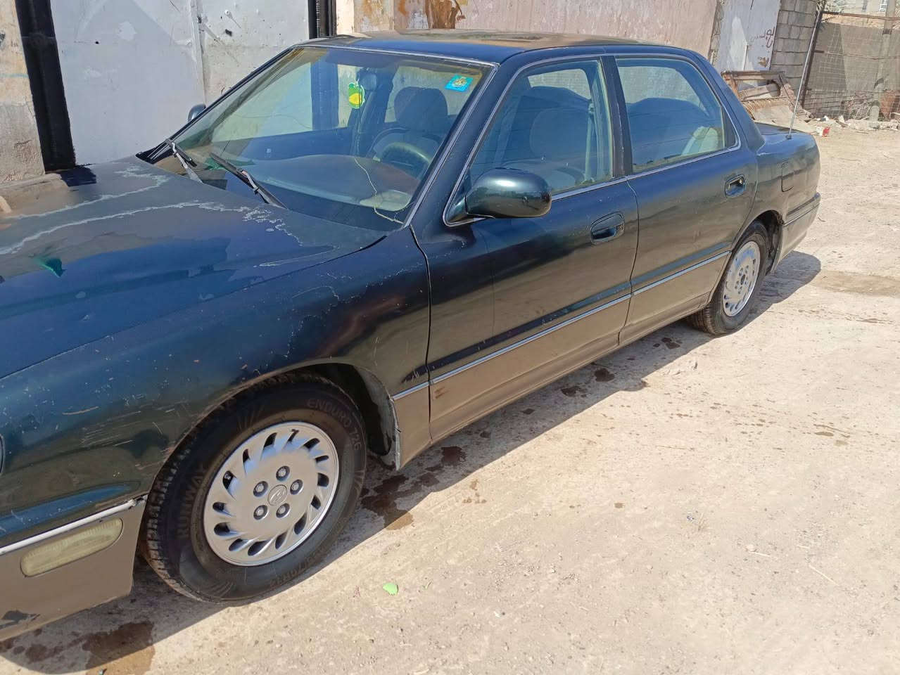 السلام عليكم سيارة هيونداي كراندر موديل 1997 السيارة بلادية وخير من الله تبريد تدفئة كهربائيات كله شغالة تخم تاير خمسة ويل كب السيارة تقريبا على وضع الشركه ، السيارة جانت مضمومه حتى رقمه جان فحص وقبل شهر ترقمت السيارة رقم دولي رقم جديد سنوية لل31 ومثل ماموضح كدامكم بلصورة سعر 28 وبيهة  للاتصال ***********
