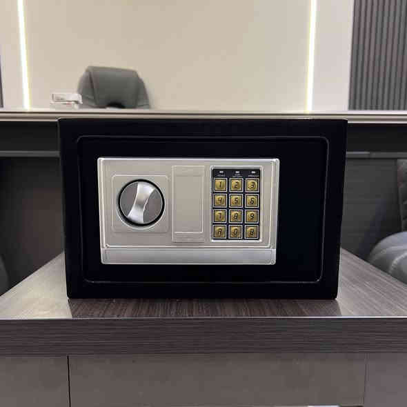 قاصة الكترونية رقمية
المواصفات: 
- توفر مفتاحين يدويين كنسخة احتياطية في حال فقدان الرمز.
- مصمم لحماية الأشياء الثمينة مثل المجوهرات والمستندات والنقود. 
- يمكن تغيير الرمز السري في أي وقت.
- اختيار مناسب للاستخدام المنزلي أو التجاري مع تصنيع دقيق ومعايير موثوقة.
- إمكانية التثبيت على الجدار باستخدام مسامير التثبيت المرفقة.
- الوزن الإجمالي: 4.5 كيلوغرام 
- قياس القاصة: 22 × 33 × 22 سم
- ملحقات المنتج: مفاتيح عدد 2 ، بطاريات عدد 4 ، چوي تثبيت عدد 2 .

متوفر توصيل لكافة محافظات العراق 🚚 
للحجز والاستفسار مراسلة الصفحة 📩 
أو المراسلة على الواتساب على الرقم ***********
