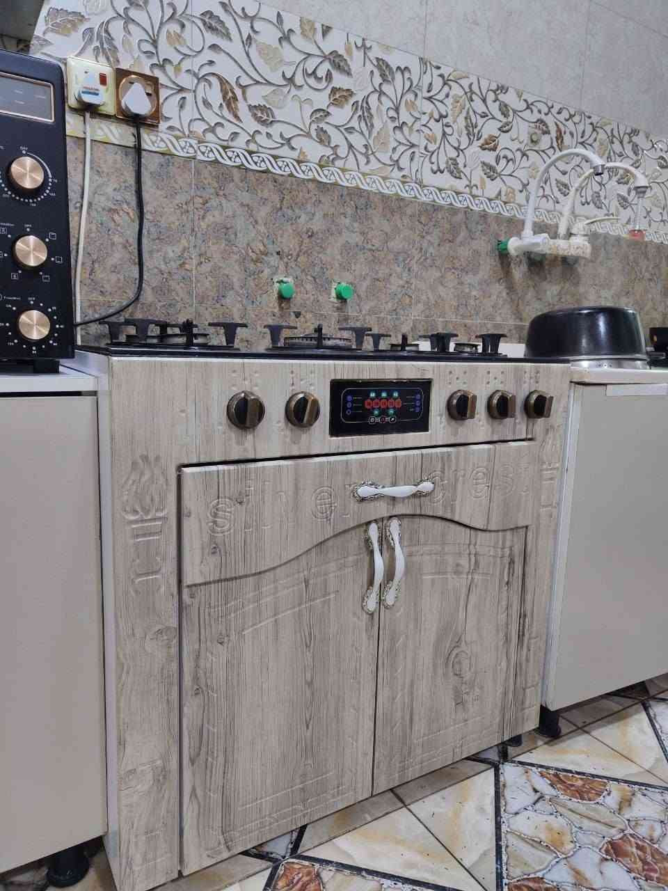اخوان السلام عليكم
...........................طباخ 💙😍........................

عندي طباخ تركي درجة اولى نارة قوية.......
 يتكون من خمس عيون كبيرة ووسط وصغيرة مع محلق يتكون من خانة خزن وجرار طبعاً الطباخ جداحة الكترونية ويدوي السطح زجاج لون اسود قووي وبي متانة وتجي تفحص وتجيك يلا تاخذ 
رايد سعرة على 100 ألف وبي مجال قليل 

..........................مرتب🌹.........................

العنوان: البصرة/الزبير 
رقم الهاتف: ***********
