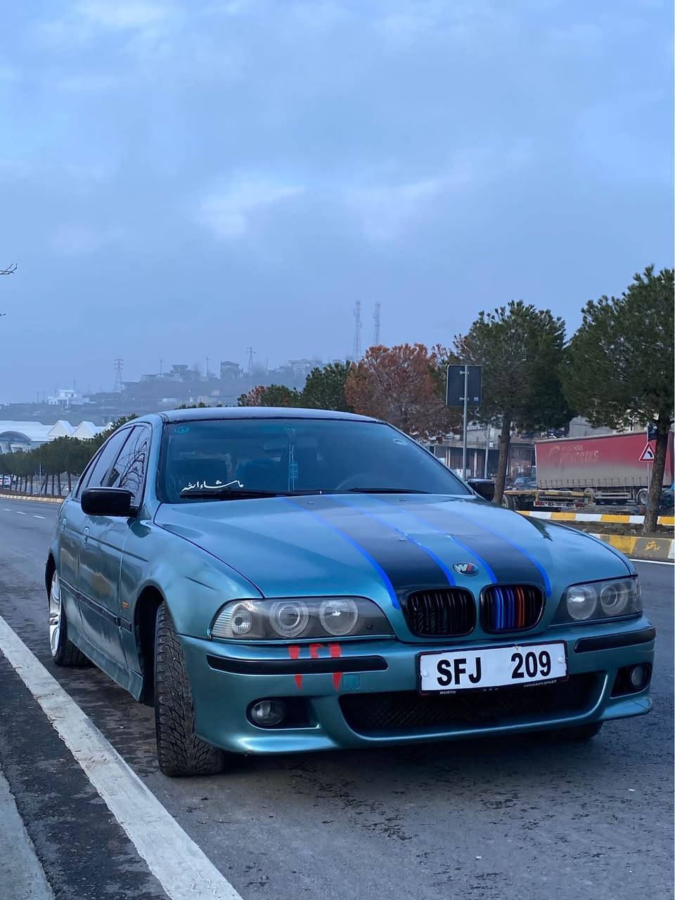 BMW 525e V6 2002
ئه گه ر مشتري ني بئ زارمان مه كه 

قه پات مواسه فات  جام فو تو ئاوینه گه وره M5  بلادي سه قف شه مو کوشن جلد کوشن خه زن می موری کوشن هیته ر ته له فون سوکان M سوکان کا ره بای تحديد سورعة و فوليوم شاشه گةورة كاميره بيلادي 
زور مواسه فاتی تره له گه له 
هه مو شتیکی بیلادی خوی ده سکاری نه كرا وه
مه نه فیستی ئه سلی خوی له گه له ابراهيم خليل
وهک سفر وا یه ماشاء لله
سةيارةكة لؤكو خاوينة دةعامي لؤدةعامي بةشةرت
يةك دينار مةسروفي تيدانية زؤر زؤر بةقوةتة
بي دعم و ليدان هەموو گیانی بە شەرت 
كير و مةكينة ته بريد و هيته ر كاره باي بةشةرت
شوێن :سؤران
ژمارەی موبایل:*********** أربيل, العراق
