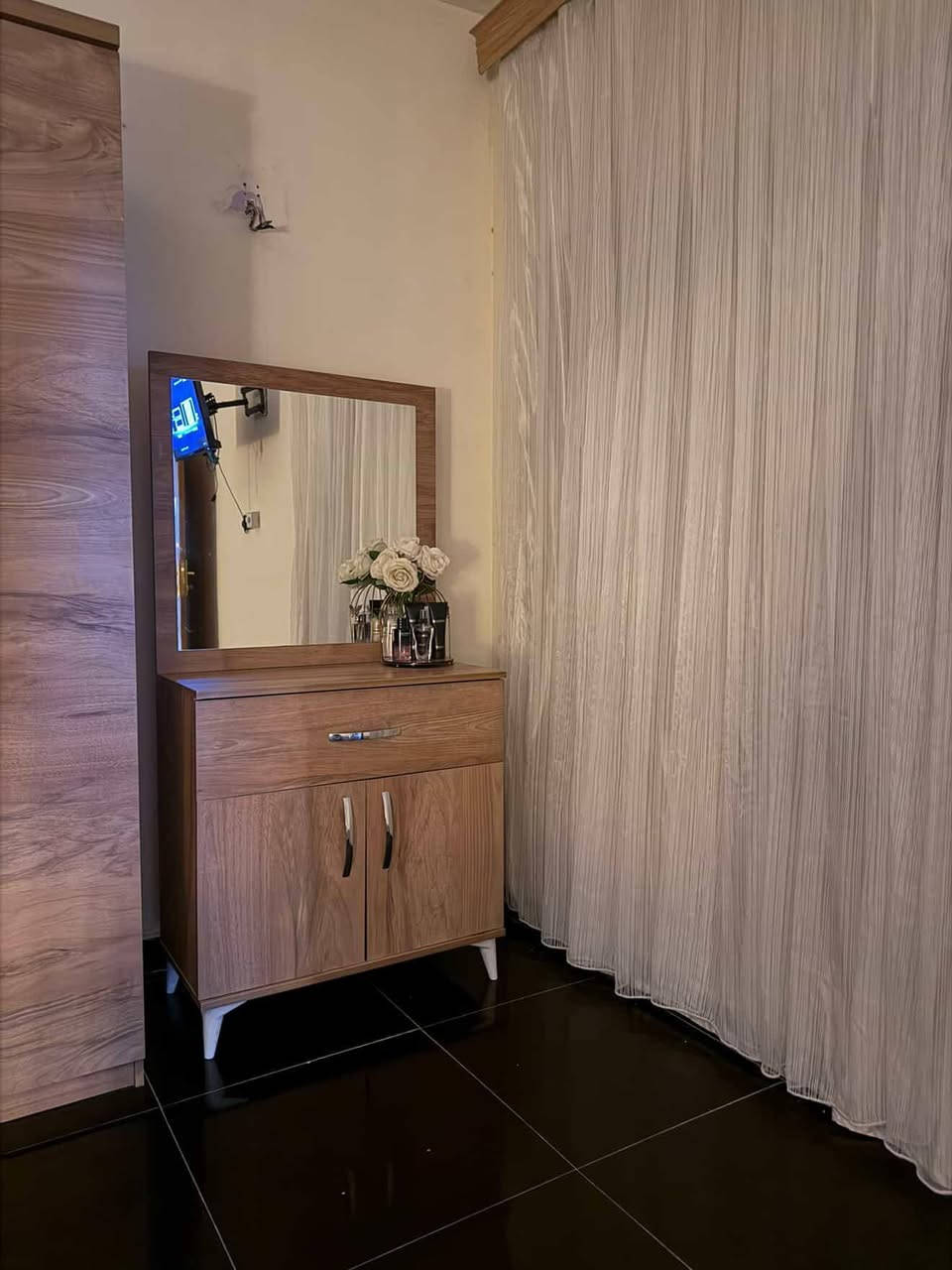 غرفة نوم تركية للبيع مستخدمة شهر
تتكون من 5 قطع
كنتور 6 بيبان 
النظافة 90% 
الي يحب يشوف صور اكثر ودواخلها خاص 
السعر450 مع الدوشك
مكاني/ بغداد/الدورة


**إذا كنت صاحب هذا الإعلان وتريد حذفه لأي سبب، رجاءا أرسل رسالة إلى الدعم الفني**