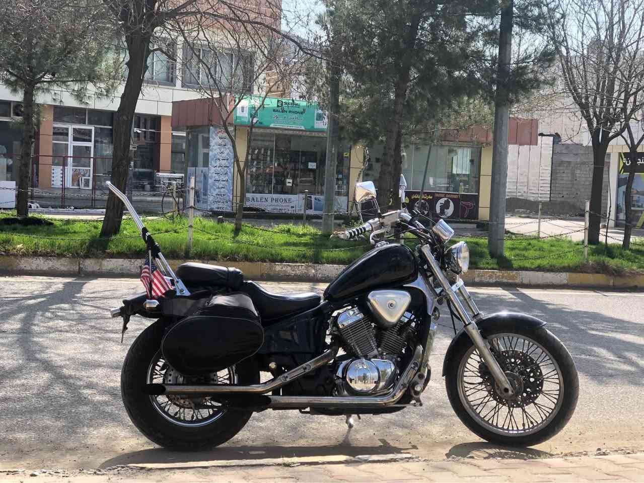 سەرەتا بەناوی خوای گەورە.
هارلی هۆندا ستیید ٤٠٠ 
نموونە لە جوانیدا.
مۆدێل ١٩٩٣.
مەنەفێستی کامل لەگەڵە و گومرگیشی دراوە دەتوانی بیکەی بە ڕەقەم.
هیچ کەم و کورتییەکی نیە.
کامل ئەشیای بیلادیە.
ڕادێتەرە.
نرخی: ١٦ گەڵا و کەمێک مەجال.
ژمارەی موبایل: ٥٨٥٧ ٣٥٠ ٠٧٧٠
ناونیشان: سلێمانی.

بسم الله الرحمن الرحيم

هارلي هوندا ستيد (Steed) حجم 400 سي سي. الدراجة قمة بالنظافة والجمال. موديل: 1993. كاملة كمرك وجاهزة للترقيم، والمنفيست مالتها كامل وموجود. الدراجة بحالة الزيرو . كل غراضها أصلية وبلادية. راديتر.

السعر: ١٦ ورقە وبيها مجال بسيط للشراي. رقم الهاتف: *********** الموقع: السليمانية.

In the name of Allah almighty.
Harley Honda Steed 400cc.
An epitome of beauty.
Year of manufacture: 1993.
Customs are done in case of acquiring a license plate and it has its complete manifest.
It’s in new condition.
All the compartments are original.
It has a radiator.
Price: 1600$ and a little bit of bargaining.
Phone number: 0770 350 5857
Address: Sulaimany. السليمانية, العراق
