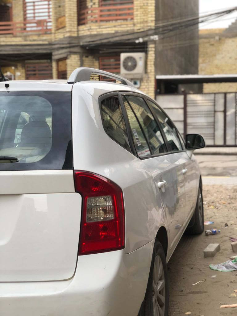 السلام عليكم كيا كارنزا 11 خليجي رقم بغداد بسمي مكينة 2400 فتحة سقف تحكمات ستيرن قطعتين تبريد 7 راكب بيه فقط بارد مكانين مكفولة من الصبغ فقط كارتين بالبنيد كلشي موضح بالسونار اقرا المنشور زين رقم صاحب السيارة *********** مكان السيارة بغداد قرب اسواق اميرة بغداد, العراق
