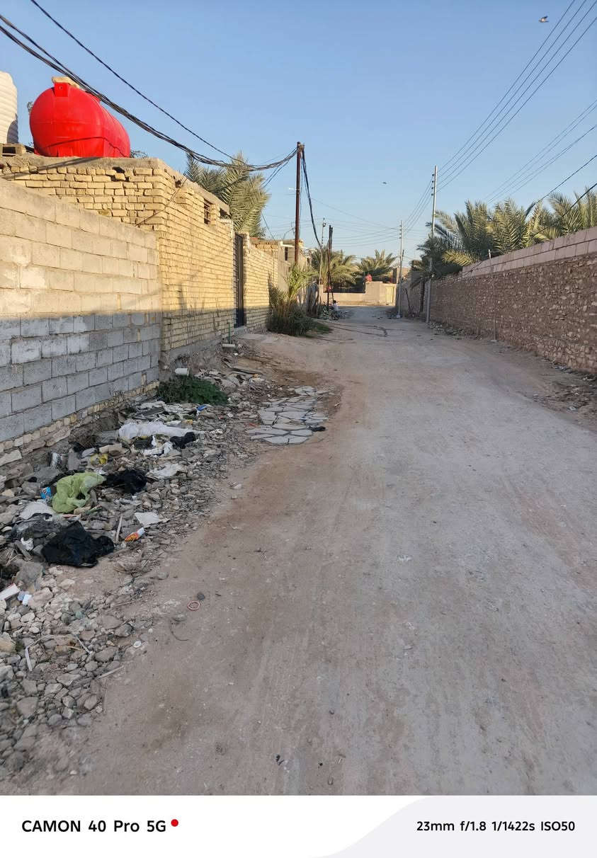 السلام عليكم قطعه ارض زراعي للبيع المظلم  ٣٠٠متر مسيجه   الواجهه ١٢×٢٥نزلت ابوراضي كامل الخدمات السعر ٣٠مليون للاتصال ***********
