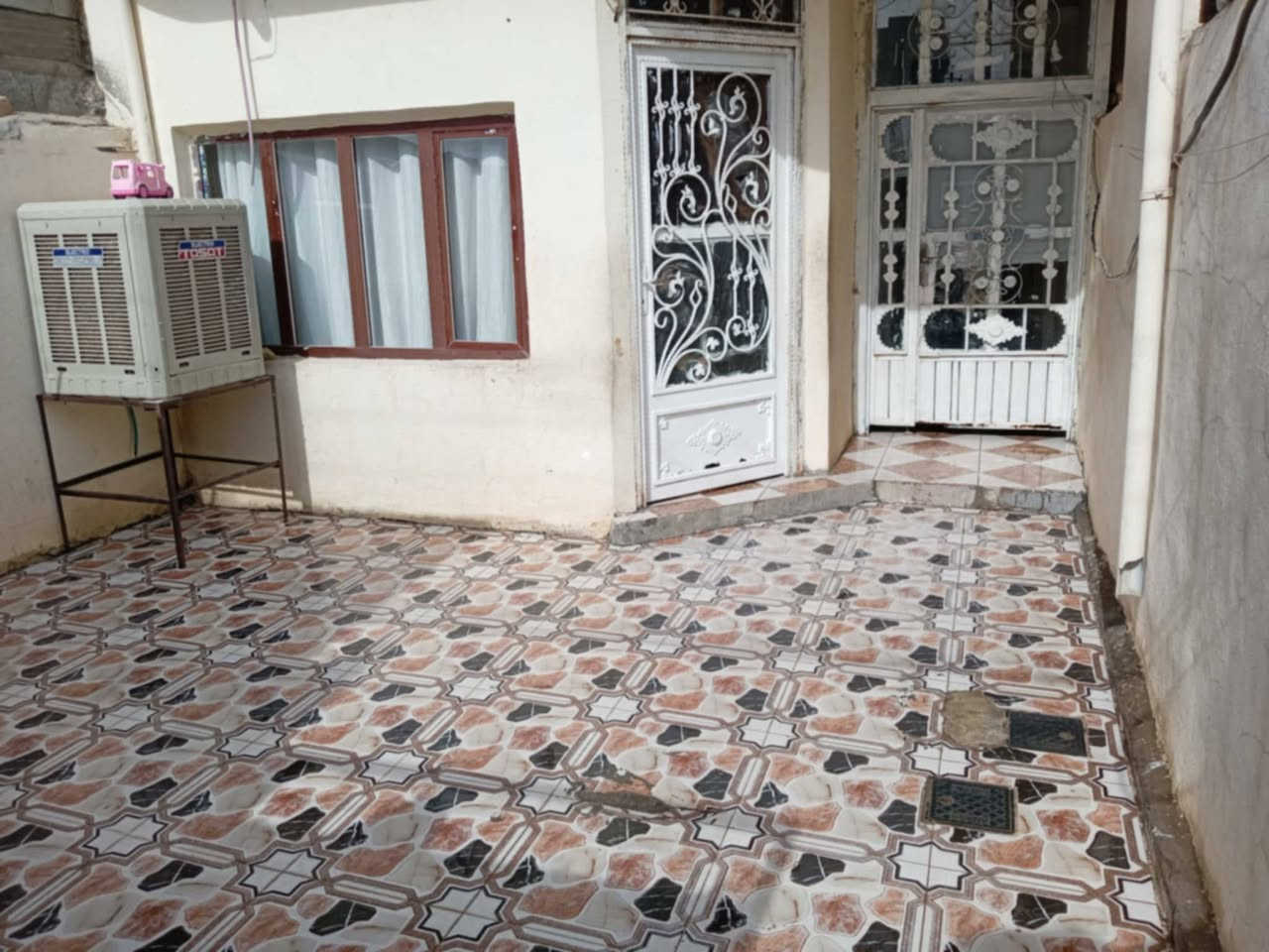 سلام عليكم شباب بيت ميت 100 مكان مميز حي العسكري شركه طارق يم الكوسترات قرف مسجد طابه السعر 95.مليون بي مجال طابو ملك كدامه حديقه مرتبه شارع عريض ويرهم مراوس ب 200 متر حته لو شويه قديم عادي *********** استفسار اتصل
