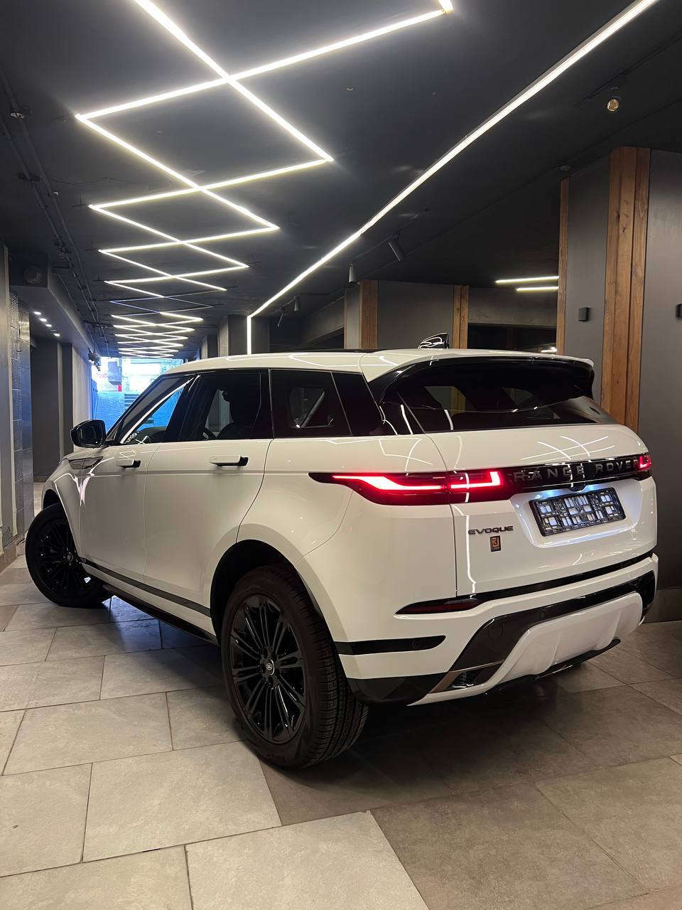 Range Rover Evoque
P160 R-Dynamic 
model 2025 
zeroo 
Keyless start 
Meridian sound system
LED & Auto Headlights
Adaptive Cruise Control
Apple CarPlay & Android Auto

سقف بانوراما 
جنوط 20 انش 
كراسي كهرباء + ميموري 
كاميرات 360


**إذا كنت صاحب هذا الإعلان وتريد حذفه لأي سبب، رجاءا أرسل رسالة إلى الدعم الفني**