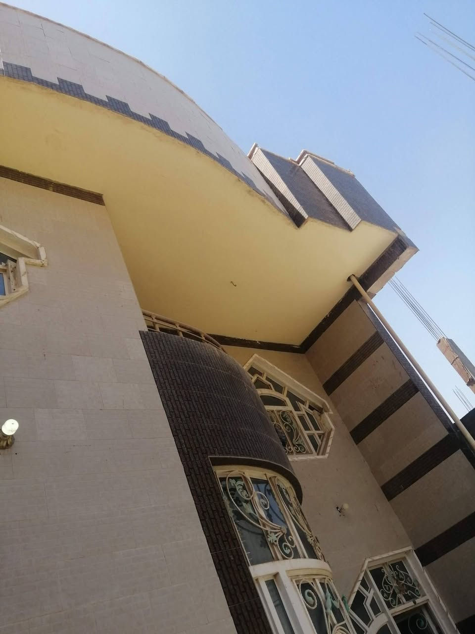 دارللبيع حي الجمعيه شارع القطعه 4غرف ***********
