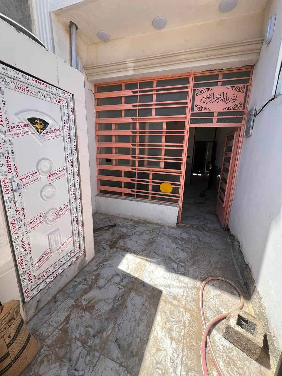 مشتمل للبيع المساحه ٧٠ متر الواجهة ٣ونصف
والنزال ٢٠ يحتوي على 
استقبال مطبخ خدمات طابق ارضي وخارجيه 
2 غرف نوم 
سعره 85 مليون وبي مجال قليل 
*********** الهاتف
