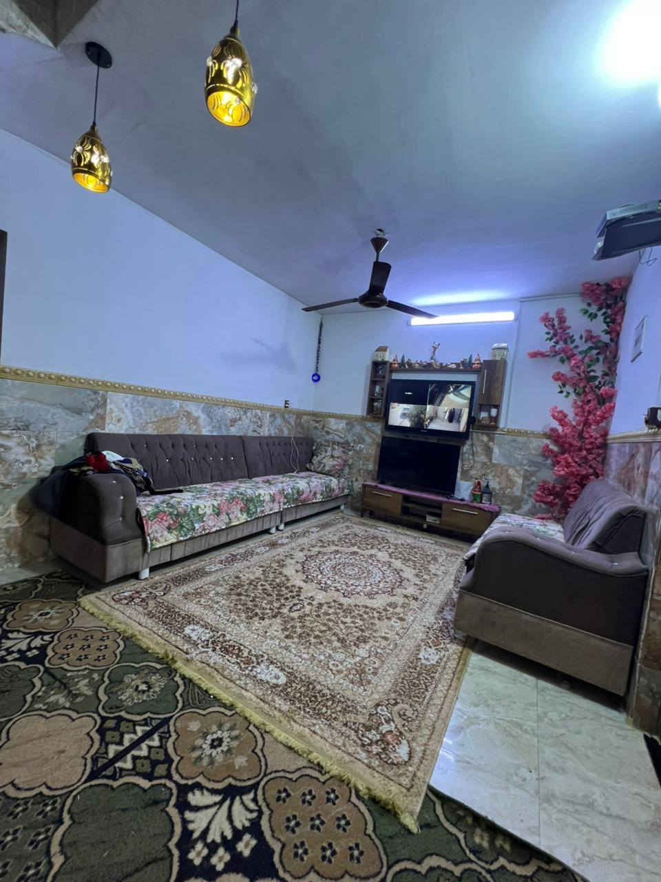 عندي هاذه البيت للبيع مساحه ١٥٠ متر طابو ملك صرف

يحتوي على كراج وحديقة وصاله ومطبخ وخدمات وحولي 4غرف نوم
العنوان منطقت سويب قرب شهداء البياع
سعره ١٧٠ وبي مجال
*********** بي واتساب او اتصال
