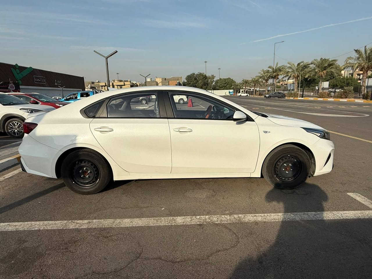 السلام عليكم 

للبيع كيا K3  موديل 2024
وارد كوري اصلي 

محرك 1600 دوش 
مرتبط بكير 6 نمر ايتي 

المسافة المقطوعة. 66 الف كيلو متر 

مواصفات 
بصمه تشغيل + بصمه ابواب 
تبريد  خلفي امامي 
شاشه+ كامره 

كير ومحرك مكفولات حدادية جديده تخم تأير جديد 

مكان السيارة بغداد الكرخ 

***********
