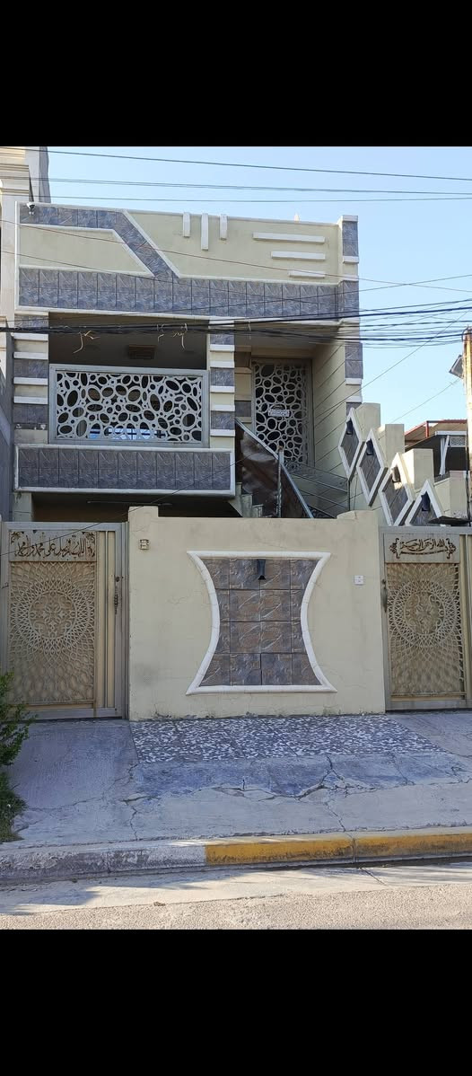 للبيع للبيع 
بيت في منطقه حي الأطباء موقع مميز خلف ماركت القلعه مربع الذهبي وقرب المطار وجسر العامريه متكون من وحتين سكنيه المساحه ١٦٥ متر واجهه ٥ ونص ونزال  ٣٠ متر  والدار بناء ٢٠٢٢  كلش نظيف للاستفسار الاتصال على الرقم *********** ويوجد واتساب او على الرقم التالي *********** ويوجد واتساب 
مكتب الرافد للوساطة العقار
