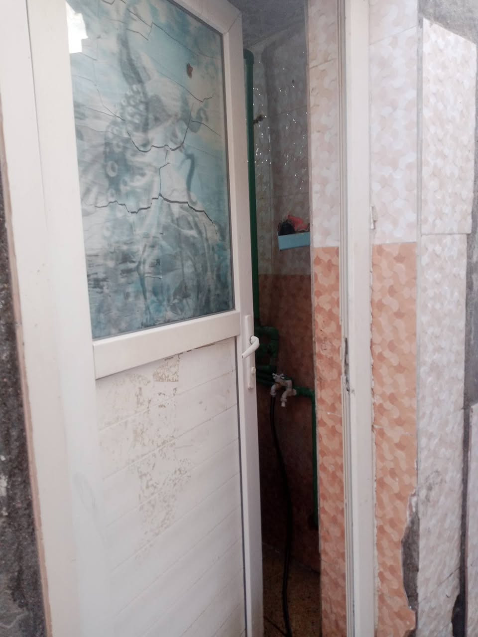 بيت للبيع حي البدو غرفه ومطبخ وبراني حمام خارجي وداخلي وصاله المساحه 112طابو زراعي ***********
