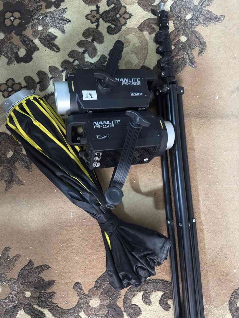 • النوع: إضاءة LED مستمرة (Continuous Light)
 • القدرة: 150 واط
 • نطاق حرارة اللون (Bi-Color): من 2700K إلى 6500K (دافئ إلى أبيض بارد)
 العدد 2 اضاءة مع سوفت بوكس وستاند السعر 400 قفل العنوان كربلاء 
***********
