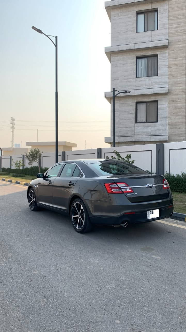 السلام عليكم 
فورد تورس 2018
مواصفات sel
شاشة كبيرة وبصمة وتشغيل عن بعد 
كشنات مخمل وكهرباء 
كامرة خلفية وحساسات 
رقم بغداد بسمي 
حادثها بنيد وجاملغ 
مكانها بغداد 
سعرها 148 
رقمي ***********
