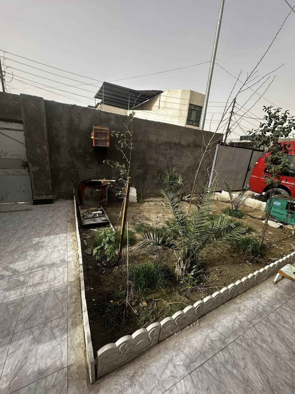 المحتويات
البيت تصميم جدا راقي ومريح 

غرفتين نوم كبار
صالات عدد اثنان داخليه للنساء وللرجال

غرف عدد اثنان
استقبال

مطبخ كبير
موزع
صحيات داخليه وخارجيه
للاستفسار الاتصال على الرقم 
***********
الموقع📍الجزيرة باب الهوه 
قرب السوك
