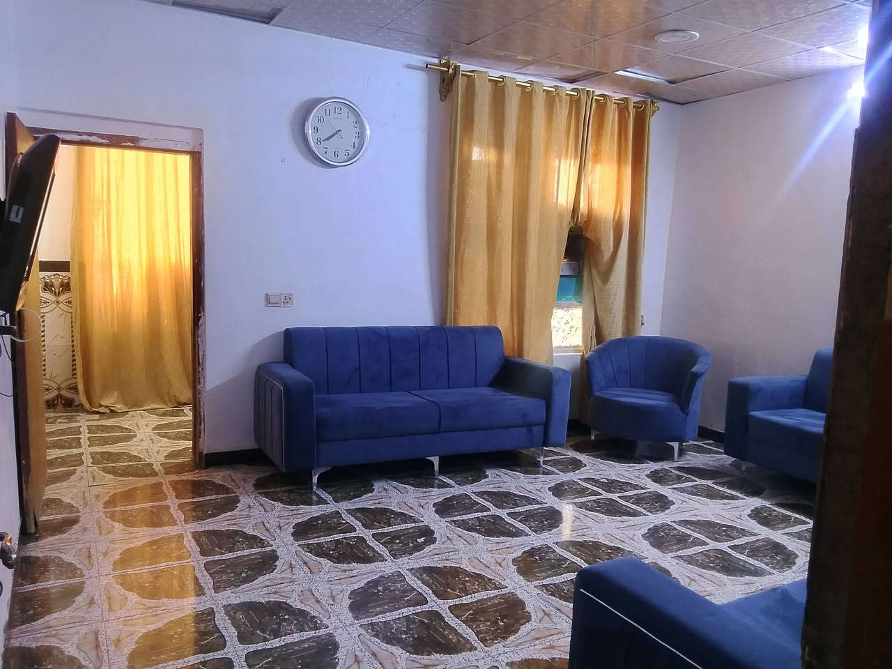 بيت للبيع اومراوس حسب القناعه مساحته 300 متر مكان العريفيه قرب الشارع العام كلدور استقبال هول صاله غرفتين نوم مطبخ ترك داير البيت ***********

