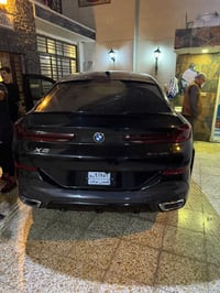 تم تبديل زجاج مضلل BMW X6,2023  ب المسموح به من قبل المرور مع الختم وض...