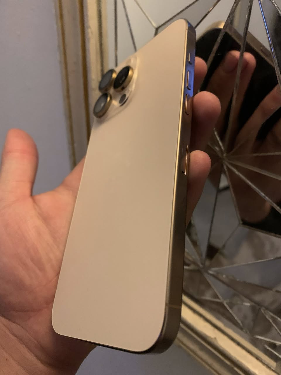 السلام عليكم من رخصة الادمن ايفون 16برو ماكس شرق اوسط الياباني اصلي يعني مو باله ماخذه جديد اول منزل نظيف جدا لون ذهبي ذاكره 256 بطاريه 94 تلفون باكيته الاصلي وكيبل اصلي لاصق ضد الكسر عدسات كامره (بي نقطه سوده بالحافه صغيره وصارلها هواي يعني لأكبرت ولاصغرت وممأثره عليه ابددد غير هذا. شخط مابي ولاضربه)السعر ١٢٠٠ المكان بغداد حي العدل للاستفسار *********** تحياتي
