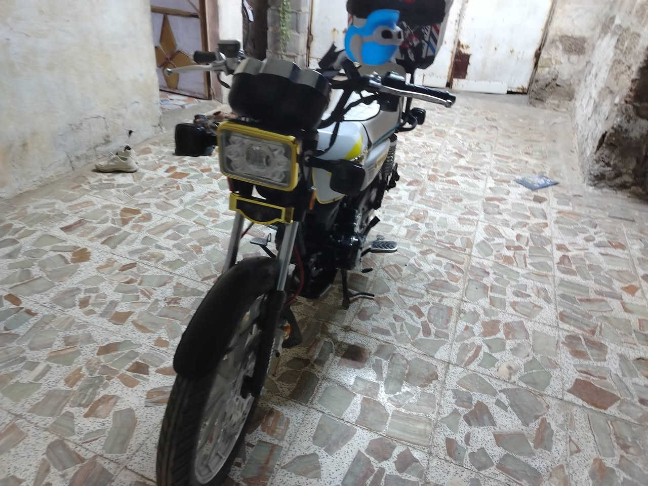 السلام عليكم من رخصه الادمن مكلف بلنشر دراجه سونك موديل 25 شهر 12 دراجه زيرو قطعتين بل عماره ام الشاشه الي تعرض فيديو دراجه جاهزه مجهزه كامله من الطول للطول  ماشيه قليل كلش  بعد احله من الصور اورق سكنر وكليها مقابل المنتزه   السعر 900 قفل رقم راعيها ***********
