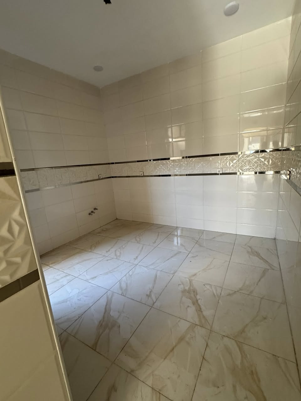 دار للبيع
المساحه 50م 

الوجه 4 نزال 12/50

يحتوي على صالة 🏠

ومطبخ 🧑‍🍳وخدمات 🧽

وغرفتين نوم 🛌🛏️

العنوان الرسالة الثانية شارع الرافدين 

قرب أسواق التفاحه

الاستفسار ***********
