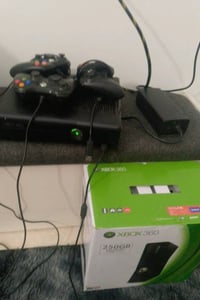 اكس بوكس 360اخو الجديد يشتغل هارد وأقراص ويا 3يدات شغالات العنوان بغدا...