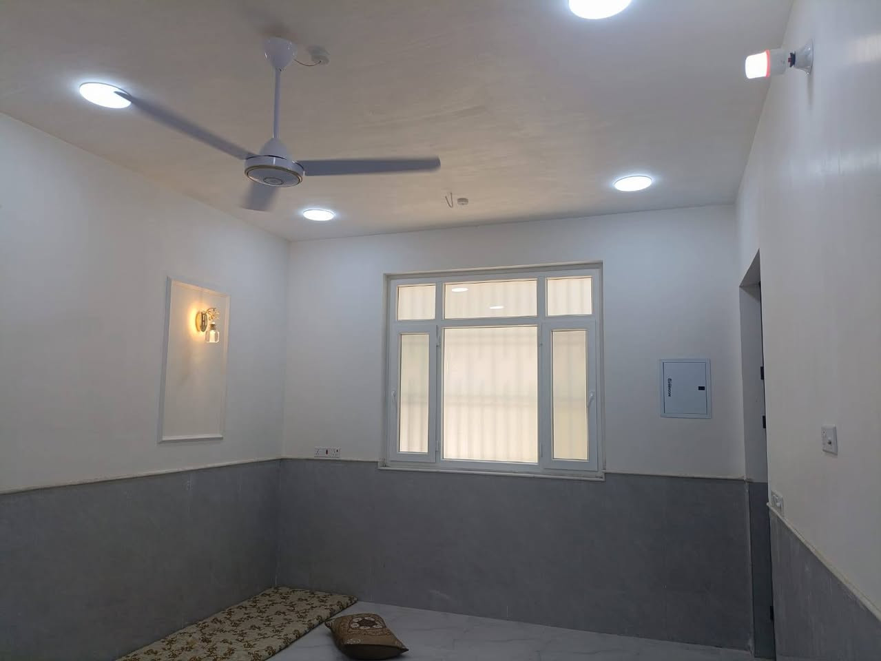 للبيع مساحته 730 متر بستان مع دار 180 متر  قرب البارون اطابقين بيه 4 غرف نوم مع استقبال ومطبخ  وصحيات داخليه وصحيات خارجيه وطارمه والتفاصيل اتصل ***********  *********** واتساب 
قرب البارون     قرب البارون ويبعد عن الشارع الرئيسي 250 متر
