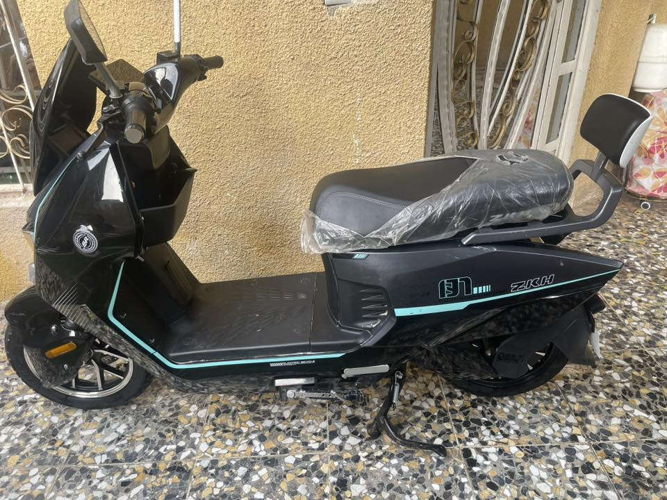 دراجة شحن موديل ٢٠٢٦ للبيع 
 قبل شهرين اخذتها 
1-درع 360 درجه 

2-بطاريات 6  جديده مماشي عليهن 

3- دراجه نضيفه بطاريتها طك كارتون

4- بيها مدخل شحن جهاز 

5- سماعات بلوتوث 

6- سرعتها 88 حقيقي 80

7- دراجه بعدها جديده لوك

8- شلعتها كلش حلوه

9- نضام البك R

10- نضام ال بارك P

11- لايتات زنون 

١٢- سويجات اثنين +بصمة اثنين تشغيل عن بعد 
١٣ قفل نظام سرقة 
١٤ دراجة ٣ سرعة 
١٥ ملفها ٣٠٠٠
السعر ٩٠٠ للاستفسار الرقم 
***********
