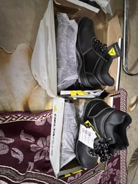 حذاء للبيع مكرم السامع جديده بعدهي بالكارتون ما ما ملبوسة ابد ثنين نفس...